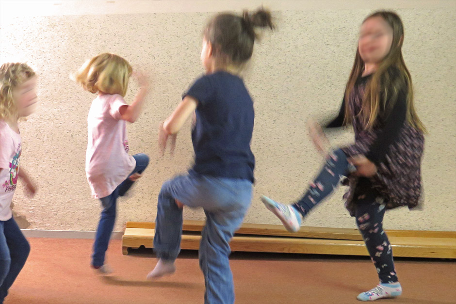 Kinder tanzen ausgelassen